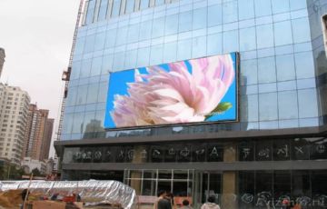 рекламный экран на здании